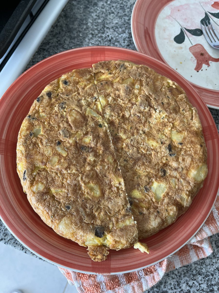 estamos preparando un final y la abuela de mi mejor amiga nos hizo tortilla de papa xl 🫶🏼🥹