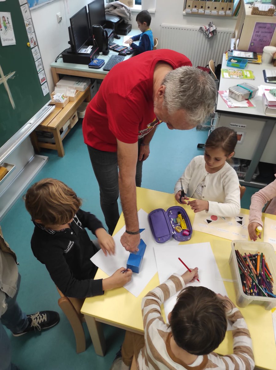 ceparacena's tweet photo. Tercer día en Viena, hoy el colegio "Volksschule Friedrichsplatz". Apuesta por la inclusión con la presencia de dos docentes por aula y dependiendo del caso tres. Formatos de trabajo personal flexibles desde la autonomía del alumnado y del profesorado. @HuelvaSoe @FormacProfAnd https://t.co/KdljeiWfDw