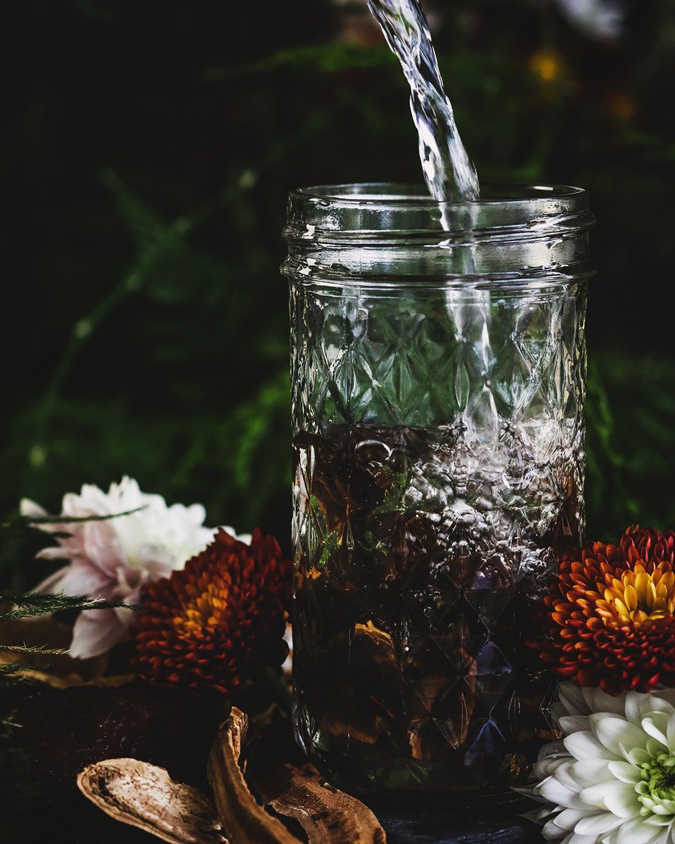 Our friend Suzanne Talbert is back to teach us about #polysaccharides in #plants and how to extract these long-chain forms of carbohydrates to support our #wellness goals. Join us for part three of Suzanne’s excellent overview of #photochemistry. mrh.life/Polysaccharides
#herbs