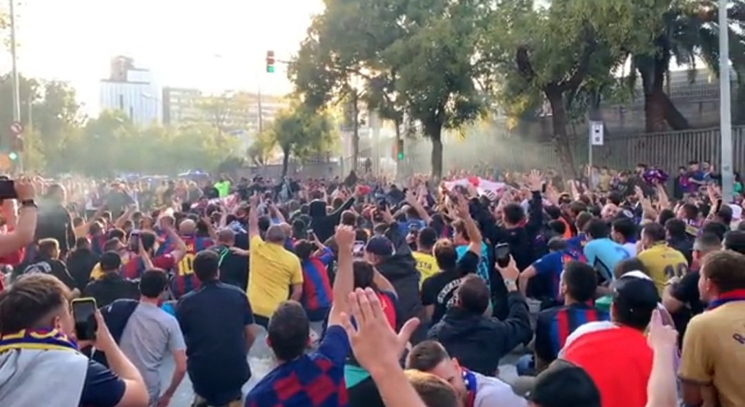 Barca_Buzz's tweet photo. 📸| Amazing atmosphere outside the Camp Nou. https://t.co/4xJM0tL20j