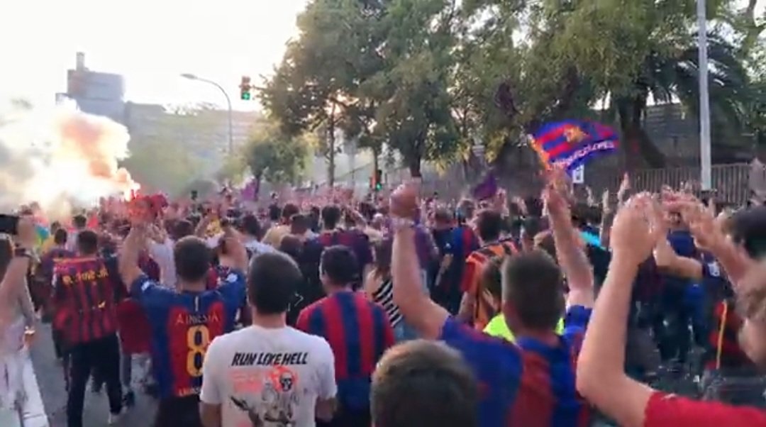 Barca_Buzz's tweet photo. 📸| Amazing atmosphere outside the Camp Nou. https://t.co/4xJM0tL20j