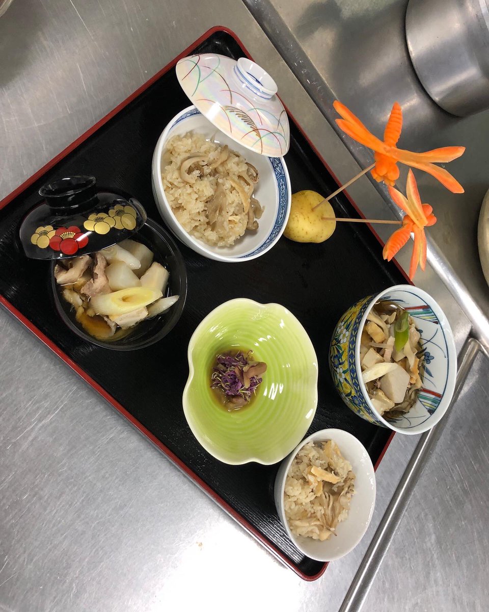 abe18997433's tweet photo. 山形　最強のソウルフード　芋煮
今日も旅のお客様から　リクエストでした

#志幡
#酒田市
#日本料理
#山居倉庫
#テイクアウト
#弁当
#山形県
#人参の飾り切り　
#食の都庄内
#庄内たび https://t.co/UyPIex1UCd