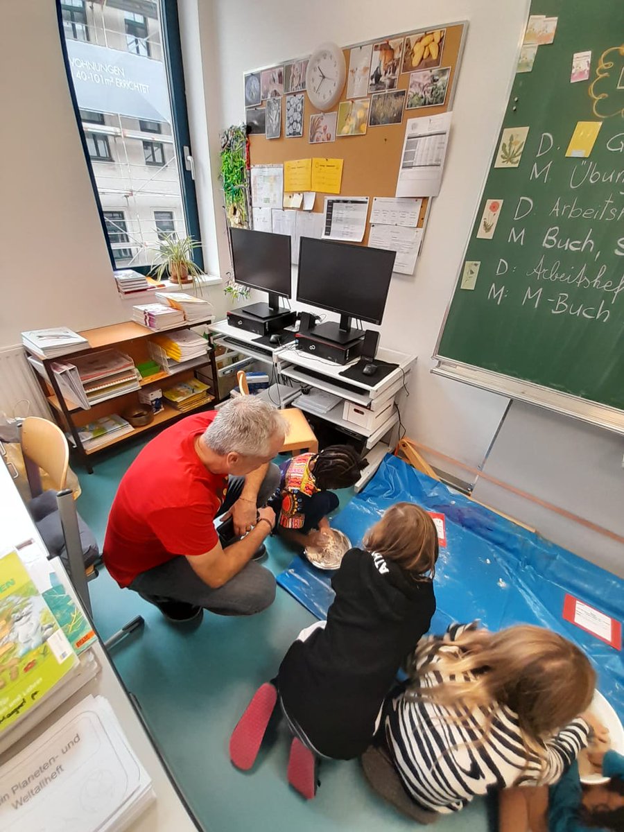 ceparacena's tweet photo. Tercer día en Viena, hoy el colegio "Volksschule Friedrichsplatz". Apuesta por la inclusión con la presencia de dos docentes por aula y dependiendo del caso tres. Formatos de trabajo personal flexibles desde la autonomía del alumnado y del profesorado. @HuelvaSoe @FormacProfAnd https://t.co/KdljeiWfDw