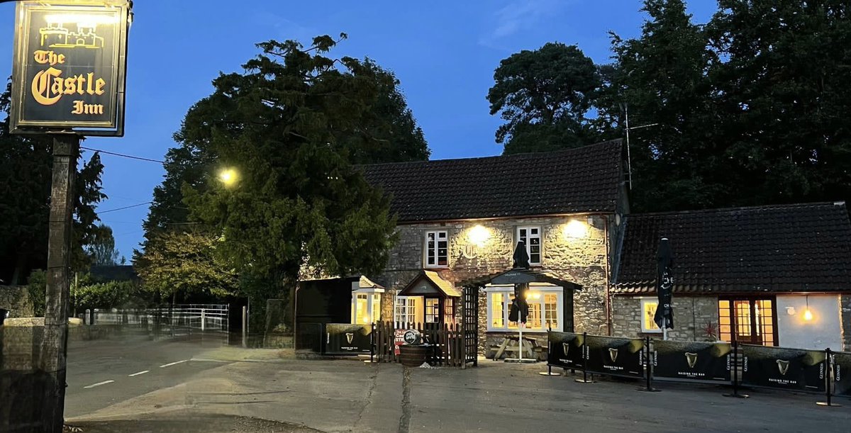 Castle_Inn_'s tweet photo. 🎉GREAT NEWS 🎉

The Castle Inn doors will be open from 12pm this Friday 14th October!!

Darren and Iain look forward to meeting you all 🍻🍷🍺 https://t.co/ukbhwnyIch
