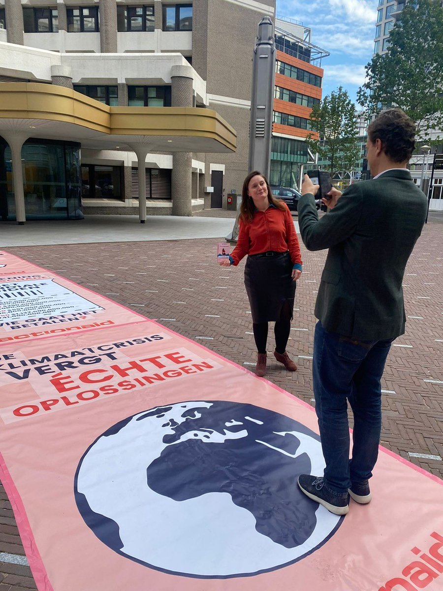 ActionAid_NL's tweet photo. Vandaag waren we samen met klimaatactivisten in gesprek met o.a. @Joris_PvdA, @suzanne_GL, @RenskeLeijten &amp; klimaatgezant @jaimedebourbon ter voorbereiding op het klimaatdebat over #COP27. Belangrijk dat @MinisterKenE zich inzet voor een #klimaatschadefonds bij de klimaattop! https://t.co/uPBpXmEHP2