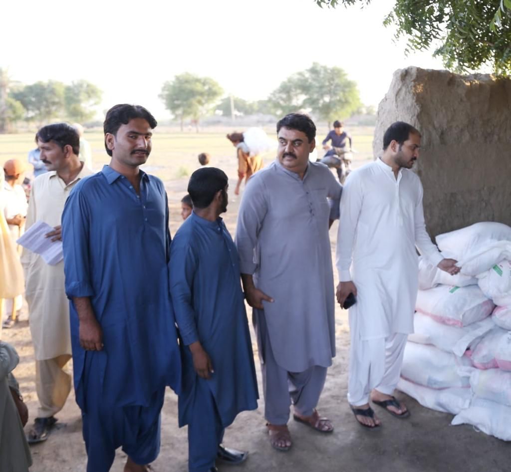 ZounrAsad's tweet photo. #UpdatePs63
(12_10_22 )
#InamFoundation on the special instructions of Provincial Minister of Information Sindh @sharjeelinam Leader PPP @rawalsharjeel #Uc84TandoAlamMari Different #Villages  areas affected by floods and rains have distributed dry ration bags.
@BBhuttoZardari https://t.co/9EimtxCLg0