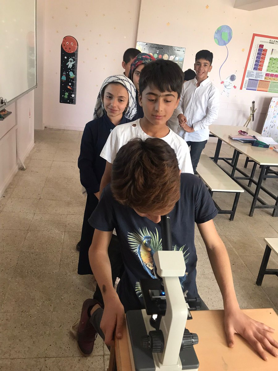 cimdeli's tweet photo. Öğretmenimiz Neslihan Bozkurt rehberliğinde 7. Sınıf öğrencilerimiz mikroskop ile soğan zarı ve kan hücrelerini inceledi. @Hilvan_MEM @SinanATES_63 @b17e004e7c1240c https://t.co/p7UVMuTKI2