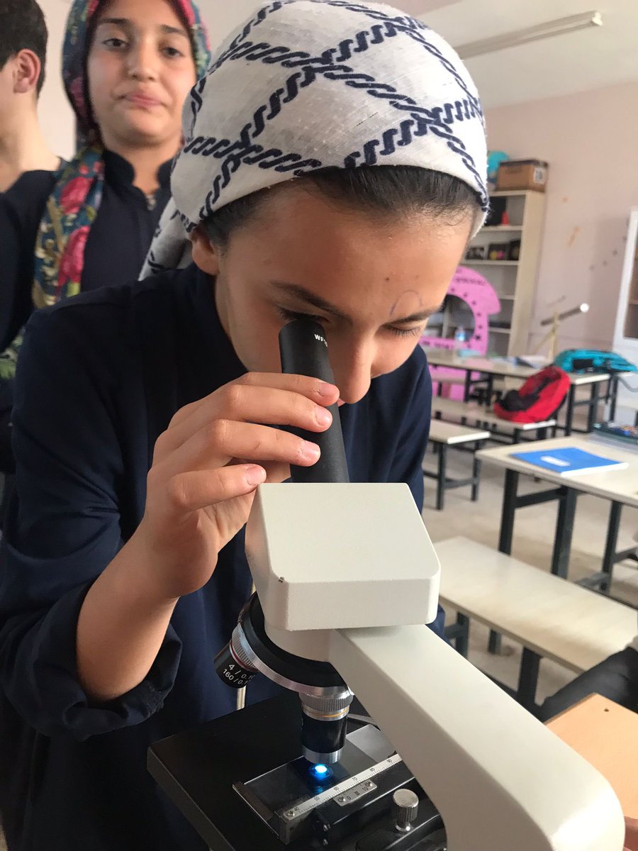 cimdeli's tweet photo. Öğretmenimiz Neslihan Bozkurt rehberliğinde 7. Sınıf öğrencilerimiz mikroskop ile soğan zarı ve kan hücrelerini inceledi. @Hilvan_MEM @SinanATES_63 @b17e004e7c1240c https://t.co/p7UVMuTKI2