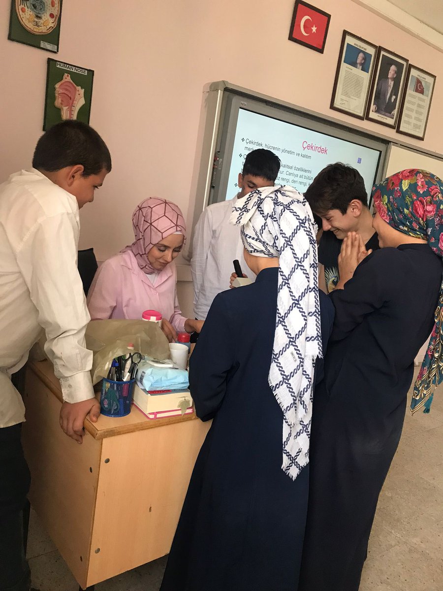 cimdeli's tweet photo. Öğretmenimiz Neslihan Bozkurt rehberliğinde 7. Sınıf öğrencilerimiz mikroskop ile soğan zarı ve kan hücrelerini inceledi. @Hilvan_MEM @SinanATES_63 @b17e004e7c1240c https://t.co/p7UVMuTKI2