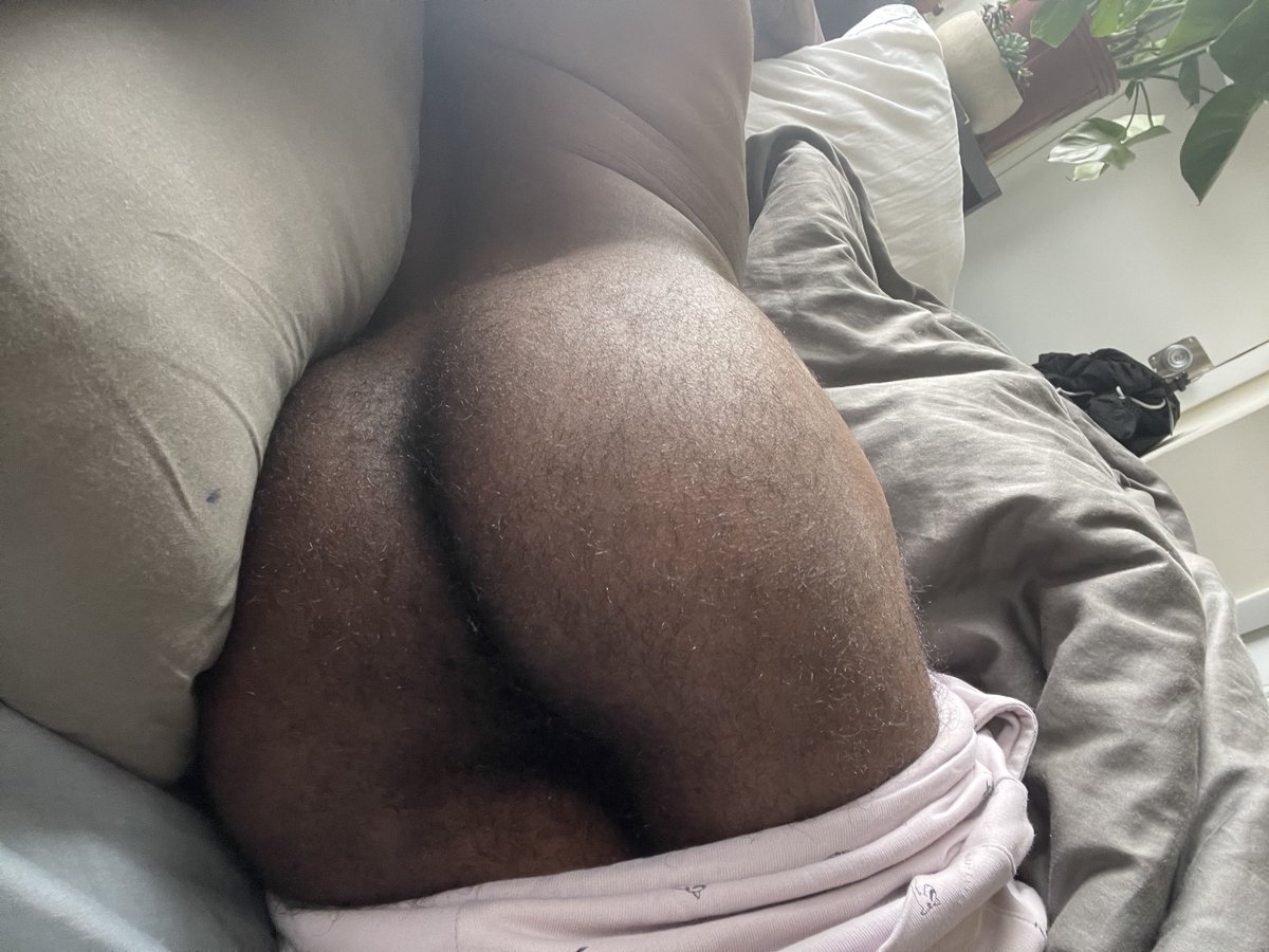 NaaniBoii's tweet photo. Smooth or fuzzy? Whatβs your pick? #humpday #dmvfreaks #pgfreak #fuzzybooty #smoothbooty #dcfreaks https://t.co/WZ9EEmnAwW