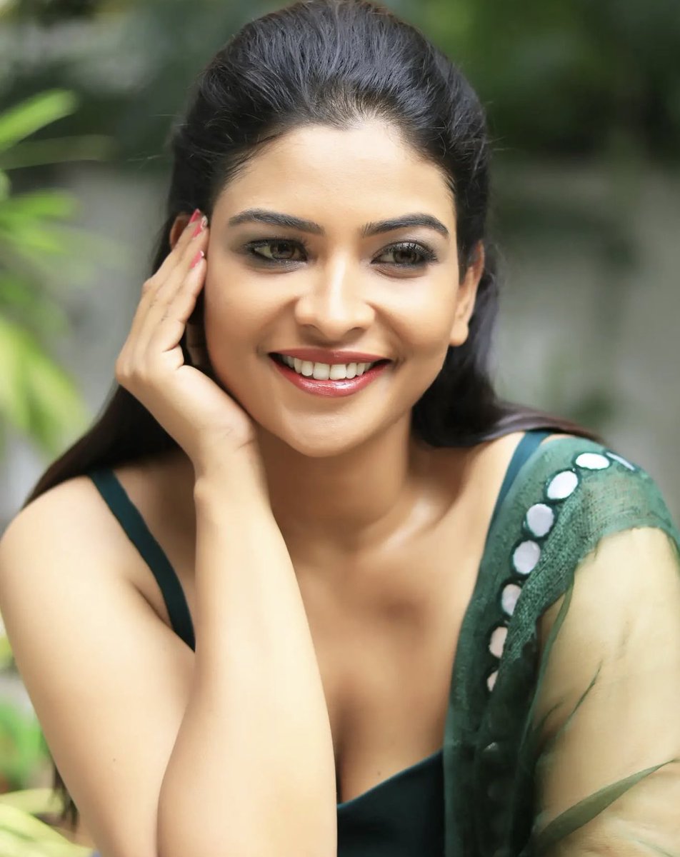 VavuniyaC's tweet photo. #பிக்பாஸ்  #MAHESWARICHANAKYAN munthiri kodda mathiri thonuthu #BiggBossTamil6 #GrandLaunch #TuneInNow #BiggBossTamil    #KamalHassan #VijayTelevision @preethiIndia @NipponIndia https://t.co/5t9zwCG8tc