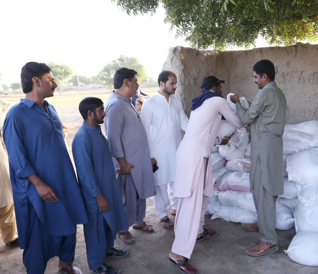 ZounrAsad's tweet photo. #UpdatePs63
(12_10_22 )
#InamFoundation on the special instructions of Provincial Minister of Information Sindh @sharjeelinam Leader PPP @rawalsharjeel #Uc84TandoAlamMari Different #Villages  areas affected by floods and rains have distributed dry ration bags.
@BBhuttoZardari https://t.co/i8POHX16ey