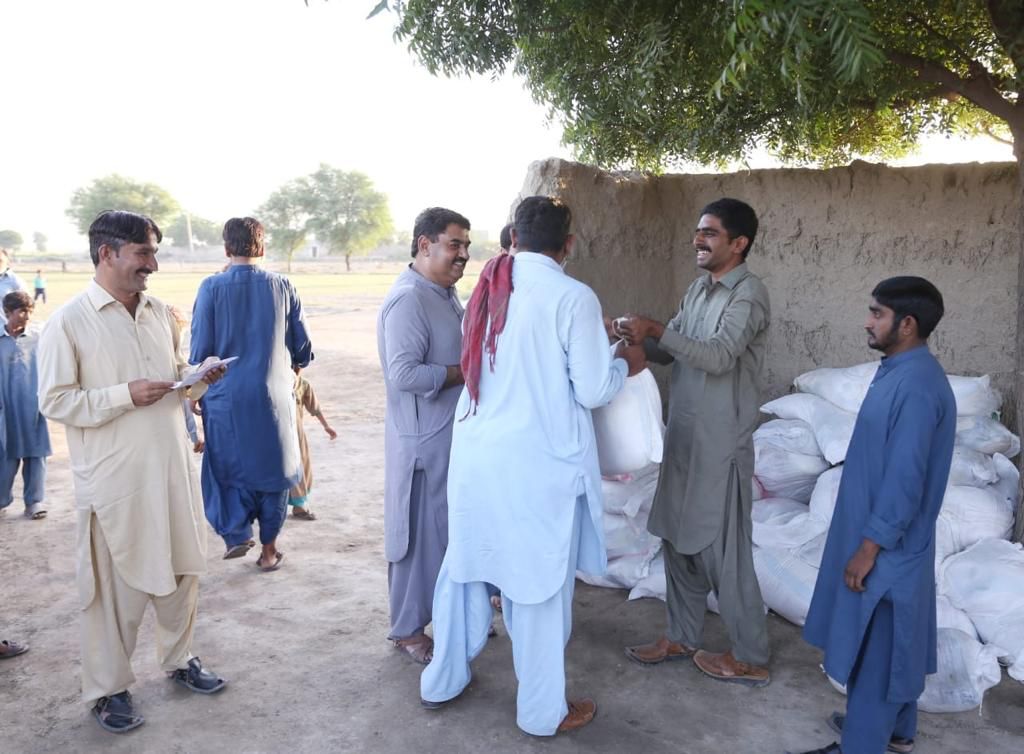 ZounrAsad's tweet photo. #UpdatePs63
(12_10_22 )
#InamFoundation on the special instructions of Provincial Minister of Information Sindh @sharjeelinam Leader PPP @rawalsharjeel #Uc84TandoAlamMari Different #Villages  areas affected by floods and rains have distributed dry ration bags.
@BBhuttoZardari https://t.co/YSUR3xnli2