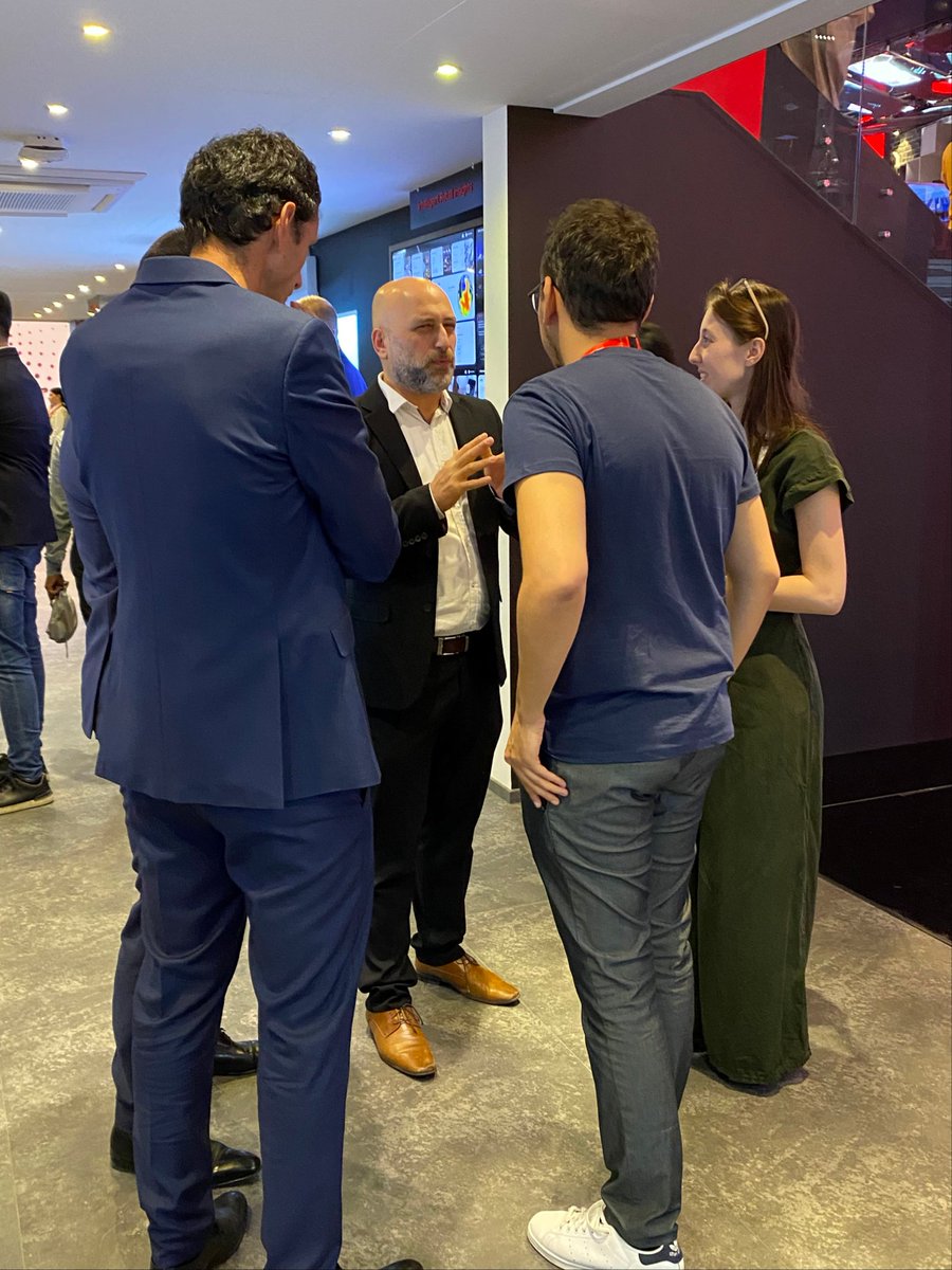 LabLabee tweet media