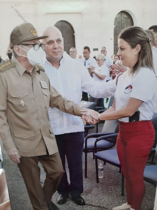 Continuidad es también confianza, es brindar la mano al futuro y guiarlo a través del presente, así lo sentí ese día, gracias #Raúl #SomosContinuidad #CubaEsAmor #FuerzaCuba <a href="/DiazCanelB/">Miguel Díaz-Canel Bermúdez</a> <a href="/DrRobertoMOjeda/">Dr. Roberto Morales Ojeda</a> <a href="/UJCdeCuba/">UJC de Cuba</a>