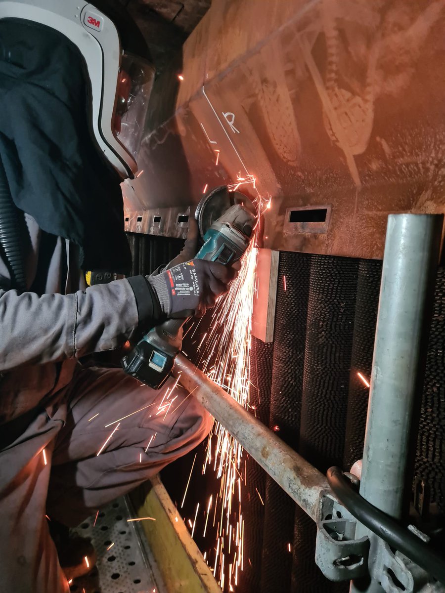 De rookgas geleidingsplaten moeten worden verwijderd om bij de headers te kunnen komen. 
Een precies klusje, je wilt de header in waterpijpen niet beschadigen.