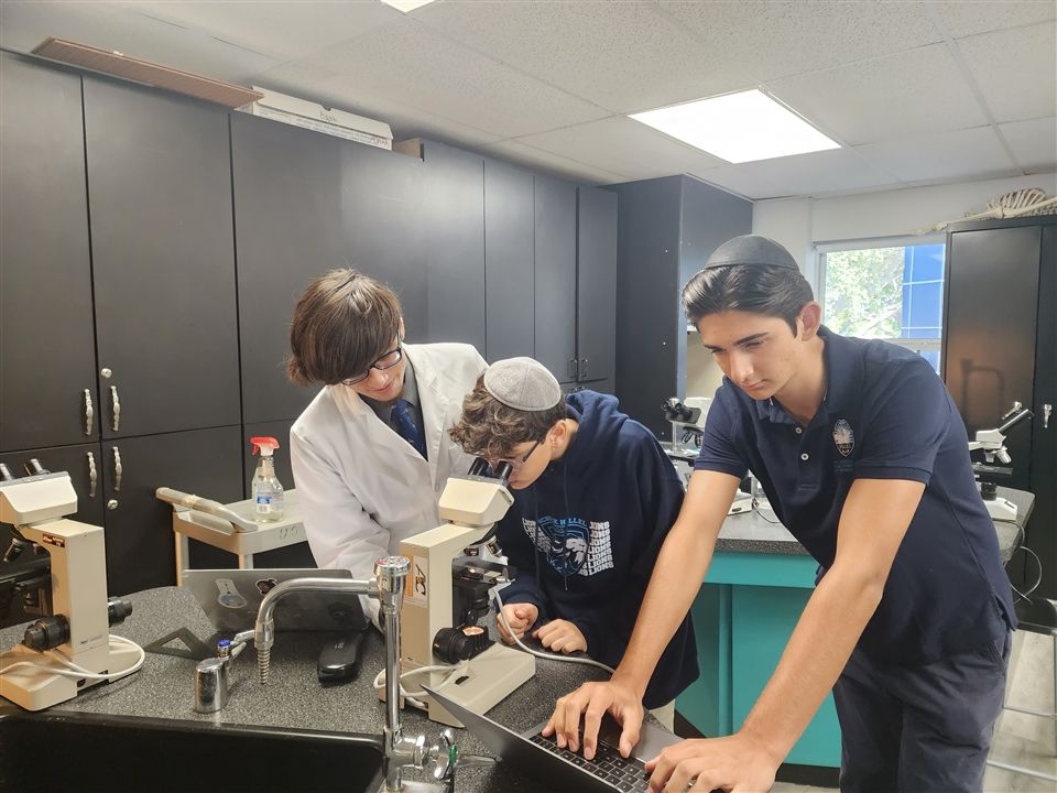 WilfordMiranda4's tweet photo. My 9th-grade Biology courses learned how to use a microscope and prepare wet-mount slides! See more at https://t.co/AMiVyevqjm. https://t.co/NczcurFCRq