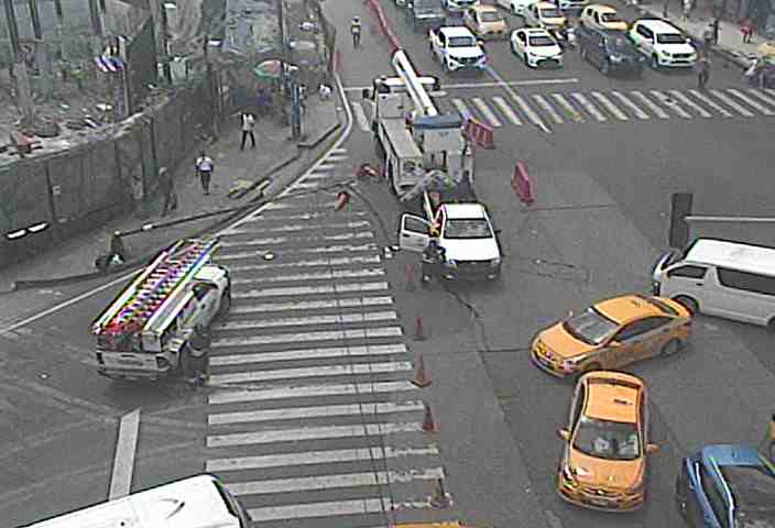 #InformaGT Se mantiene tráfico afectado sobre Ave. Central  en Plaza 5 de Mayo por caída de poste eléctrico.