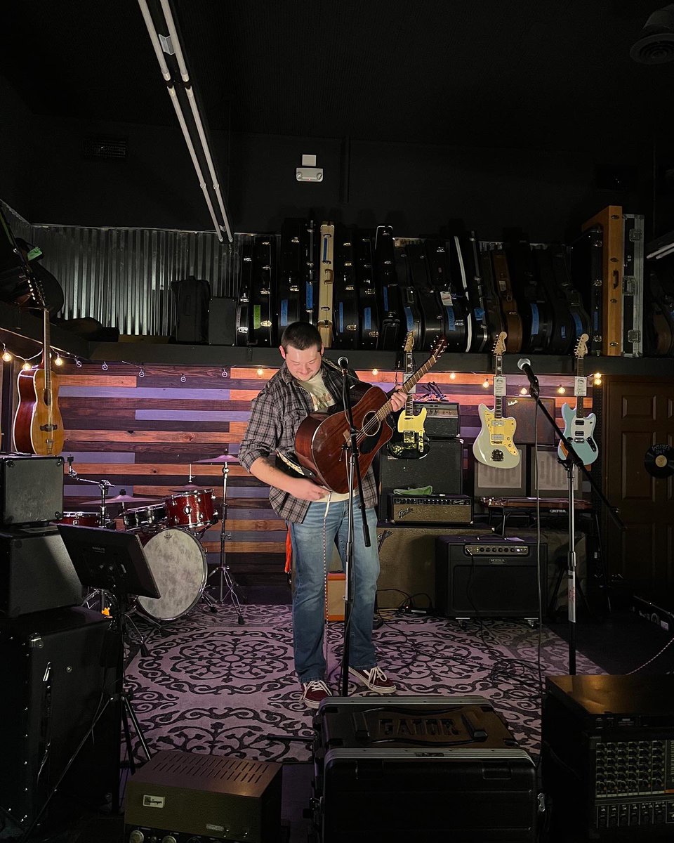 Gonna be back on stage October 28th and 29th with two back to back shows in newnan! Vinylyte Records pt.II and a house show right down the road the next night🎸🎶🎤