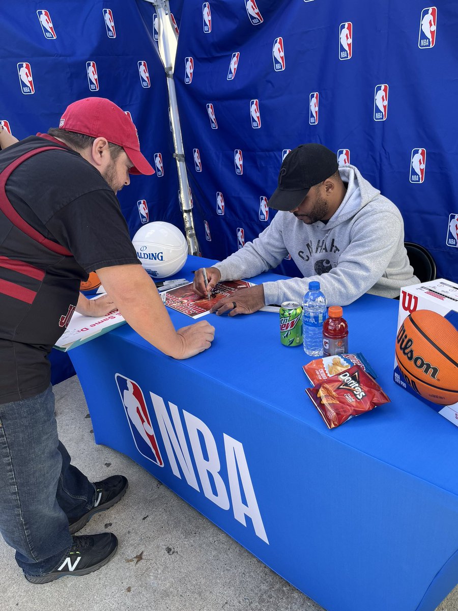 mjs80377's tweet photo. Thanks to former @SJUHawks_MBB @jameernelson for signing my @isqiisi cover #Hobby #Collect #Autograph #SICover #THWND https://t.co/u2C57Gxu7t