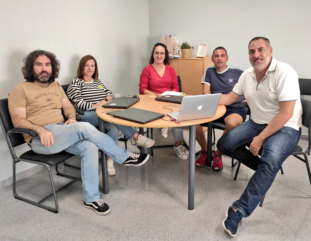 DigitalProf_RM's tweet photo. 👩🏻‍💻🧑🏻‍💻Así de bien diseñan los equipos dinamizadores su Plan Digital de Centro con ayuda de los técnicos digitales #digitalprof 663 centros @educarm en acción 👏👏@VictorMarinNav @sifopcarm https://t.co/D41BvcHjqA