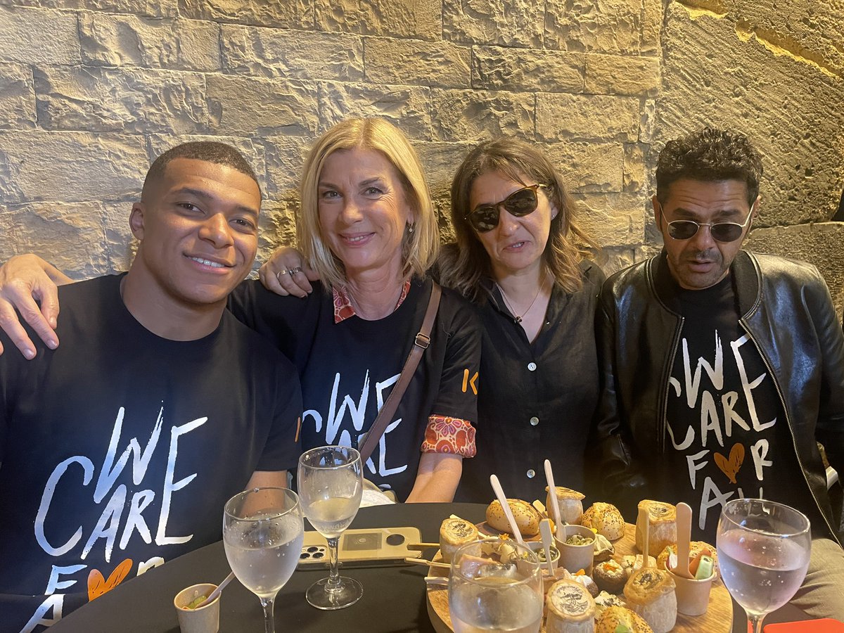 Michèle Laroque (@michelelaroque) on Twitter photo Aujourd’hui avec #WECAREFORALL on est allé à la rencontre de 4000 enfants dans les arènes de Nîmes 🔥🔥🔥
#KilianMbappé
<a href="/DebbouzeJamel/">Jamel Debbouze</a>
<a href="/Gnougnou25/">AGBÉGNÉNOU Clarisse</a>
#Booder
<a href="/AudreyTcheumeo/">Audrey Tcheuméo</a> Aujourd’hui avec #WECAREFORALL on est allé à la rencontre de 4000 enfants dans les arènes de Nîmes 🔥🔥🔥
#KilianMbappé
<a href="/DebbouzeJamel/">Jamel Debbouze</a>
<a href="/Gnougnou25/">AGBÉGNÉNOU Clarisse</a>
#Booder
<a href="/AudreyTcheumeo/">Audrey Tcheuméo</a>