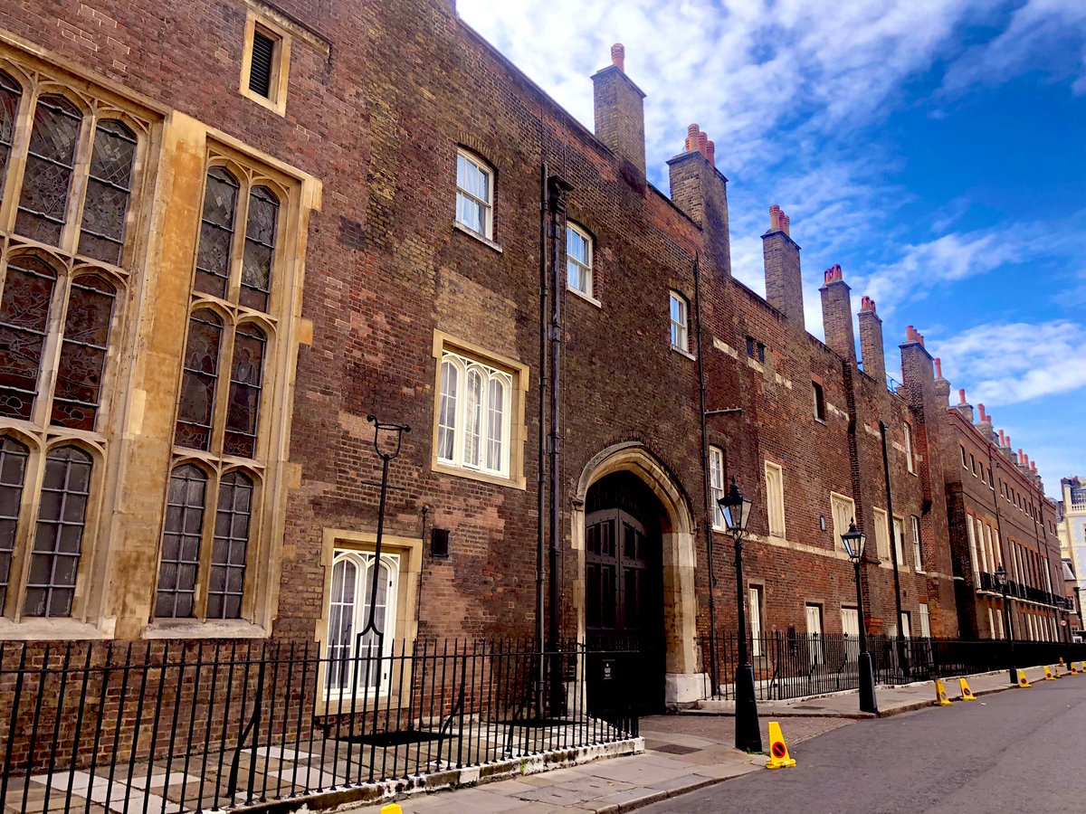 AnnaLandmark's tweet photo. It’s easy to forget that a huge Tudor royal palace still stands in the middle of London: #StJamess Palace. Charles I spent the night before his execution here &, in an obscure room in March 1660, the terms for the Restoration of the monarchy were set. https://t.co/I5QBuDpk9L