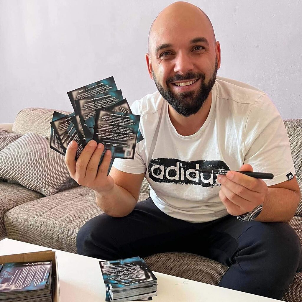 RealGeekShop's tweet photo. ⚡️PEDRO LIMITED EDITION 500 🏆

Prodej limitované kolekce od Pedra je oficiálně u konce. Děkujeme všem, kteří se rozhodli podpořit tenhle projekt k oslavě 500 dílu Minecraft série. 💛

Takhle to vypadalo, když pro vás Pedro podepisoval všechny podpisové kartičky se speciálním … https://t.co/WKGy6K4yCj