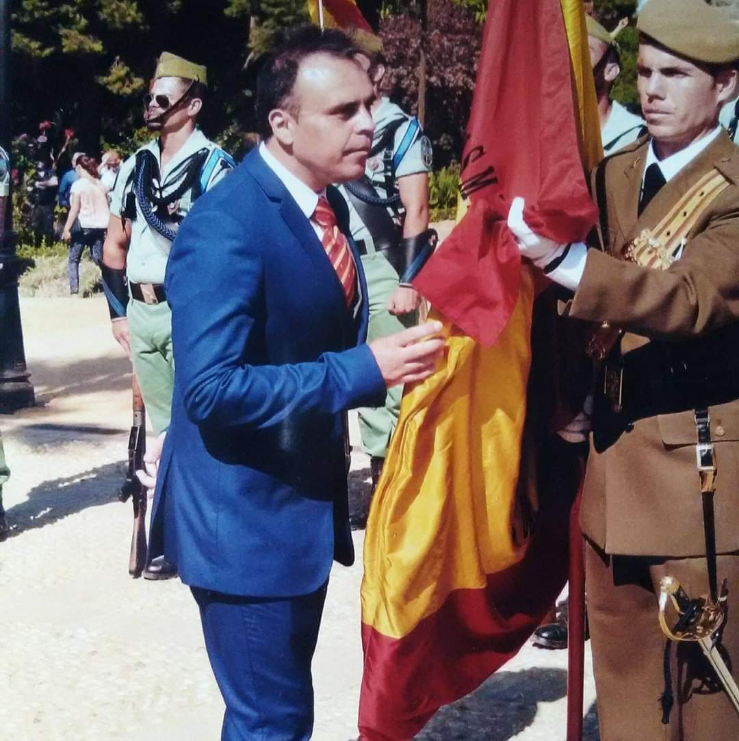 España en toda flor a tus pies 
Suspira un corazón.