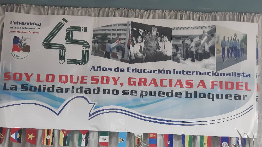 "Ningún lugar más símbolo para reunirnos ".
#FidelPorSiempre.
#EducaciónInternacionalista.
#IslaDeLaJuventud.