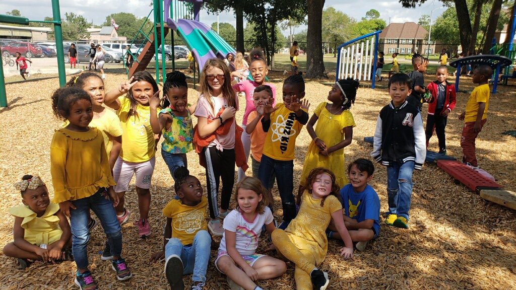Day 2 and day 3 of Start with Hello Week! We made sure no was lonely and we are brightening someone’s day💛💙  <a href="/HumbleISD_OE/">Oaks Elementary</a> <a href="/HumbleISD/">Humble ISD</a>  #sandyhookpromise #startwithhello