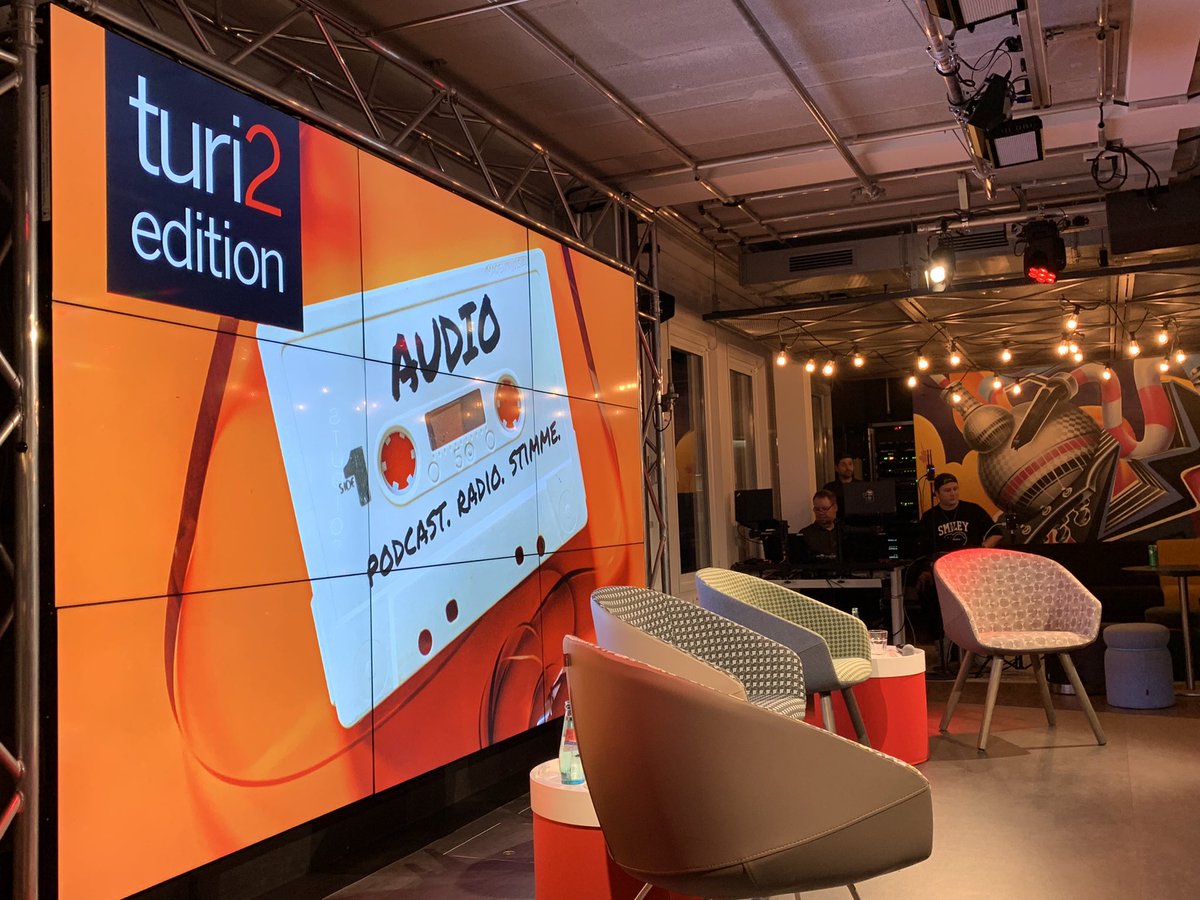 Große Vorfreude auf den <a href="/turi2/">turi2</a> Live Clubhouse Talk 🎤im <a href="/RTL_com/">RTL</a> Audio Center in Berlin. Ab 19 Uhr stellen sich Nina Gerhardt von <a href="/RTL_Radio_/">RTL Radio Deutschland</a>  Deutschland und <a href="/ChristianSchalt/">Christian Schalt</a> von der Audio Alliance live den Fragen von <a href="/MarkusTrantow/">Markus Trantow</a> &amp; <a href="/ladyaltona/">Aline v. Drateln 🔑</a>.