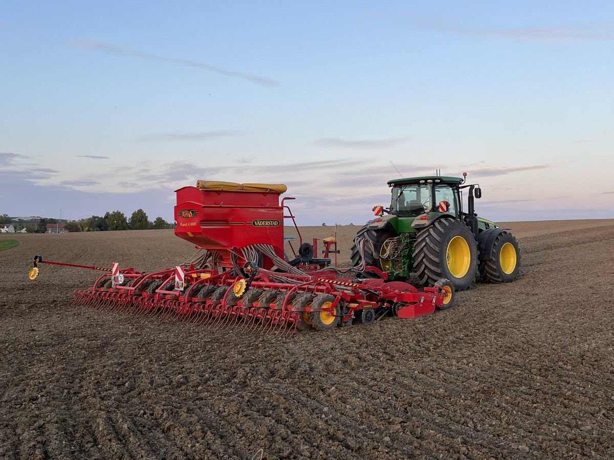 #sunset pendant les #semis d’orges d’hiver #brasserie 🍻 sur la #DamsDeereFarm avec le <a href="/JohnDeere/">John Deere USA</a> 8370R et le Rapid 800s @VaderstadFrance <a href="/VaderstadUK/">Väderstad UK</a> <a href="/vaderstad/">Väderstad</a>