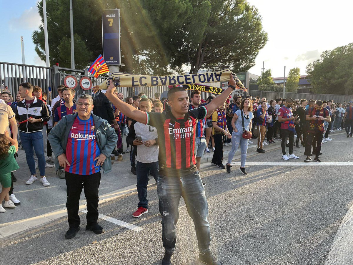 Queen_cule's tweet photo. fanático del A.C. Milan apoyando al Barça😃 hoy nada puede salir mal NADA . https://t.co/BKjBwAGHuo