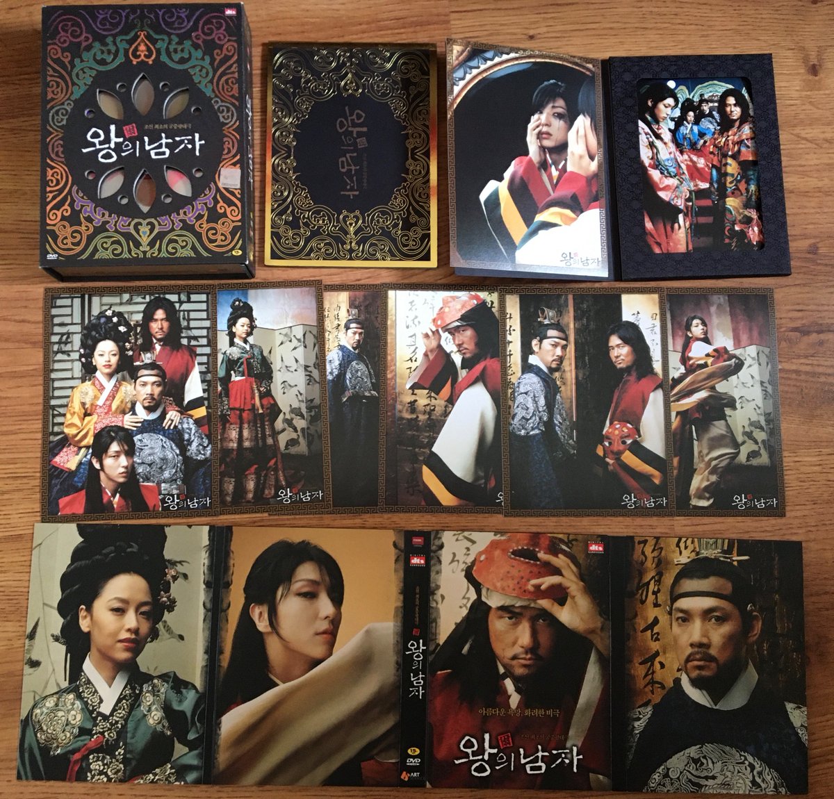 LunarLunaseed's tweet photo. #KoreanFilmoftheDay #TheKingandTheClown. I regret not buying the CJ number Blu-ray (now $249) but this set is beautiful. The magnetic hardbox #CinemaService cover reflects from a flipped DVD. You have 8 postcards and a frame, a booklet and several discs in huge foldout. https://t.co/4jIePhb0Js
