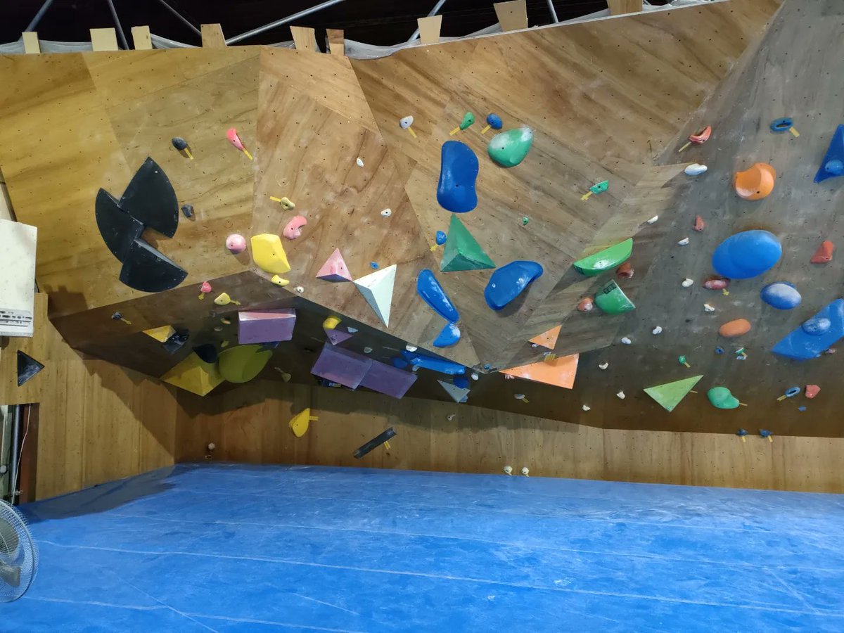 FreeclimberH's tweet photo. 9/22-23、長野県佐久市にある【Climbing Gym SORANI】にてセットと講習会を兼ねた企画Grow upを開催！

長野県では初の開催。
長野県と群馬県の参加者が集まり、参加者には新しい刺激を与えられたのではと思います。

12/18(日)にもSORANIにて開催を予定中！ https://t.co/gnT9vcEA1C
