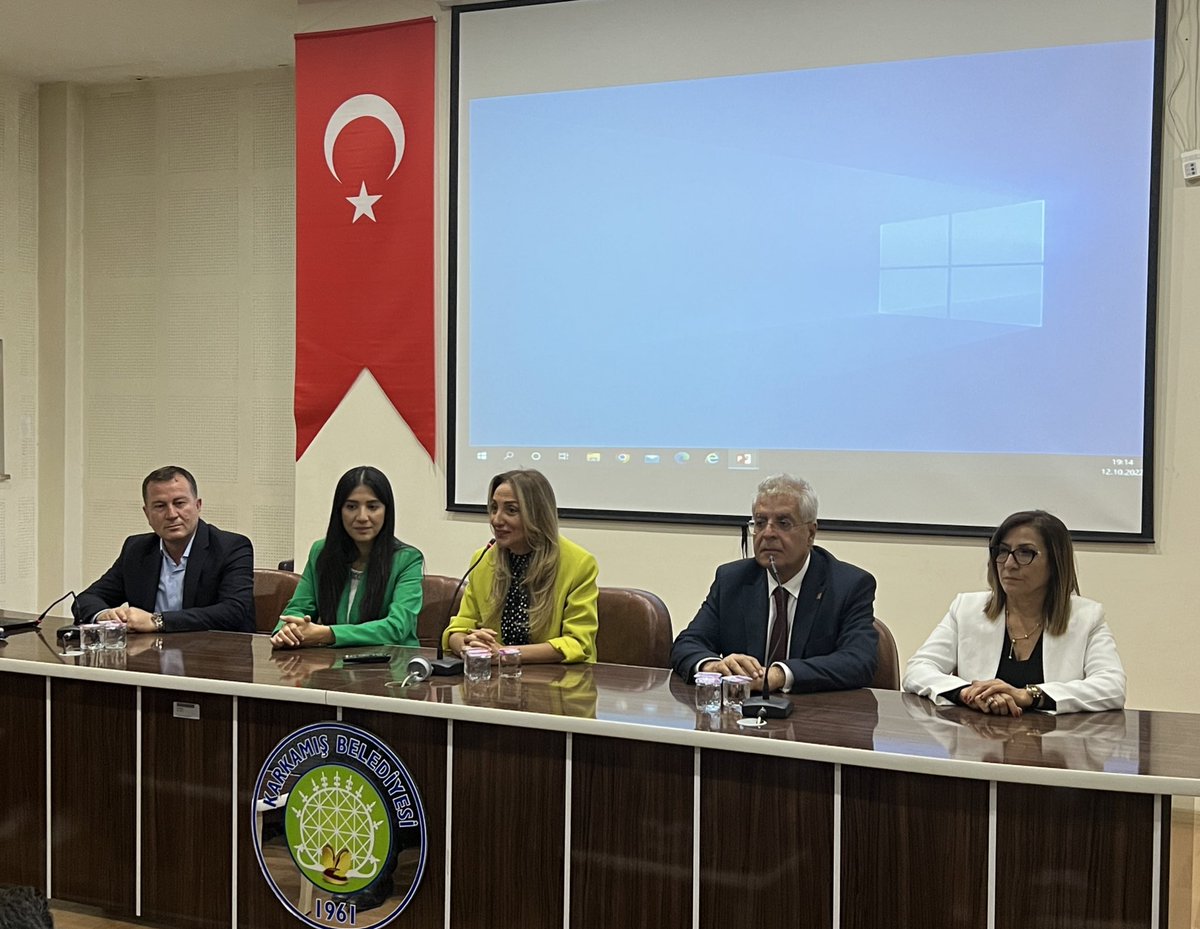 AylinNazliaka's tweet photo. Karkamış Belediye Başkanımız Ali Doğan’ı makamında ziyaret ettik. Hititlerin bölgedeki en önemli yönetim merkezi #KarkamışAntikKenti'ndeki kazılarda bulunan, #Matiya adlı kadın yöneticiye ait mührü taşıyan plaketi için ve bizi İlçe örgütümüzle buluşturduğu için çok teşekkürler.💐 https://t.co/Y3yVY9Sw5f