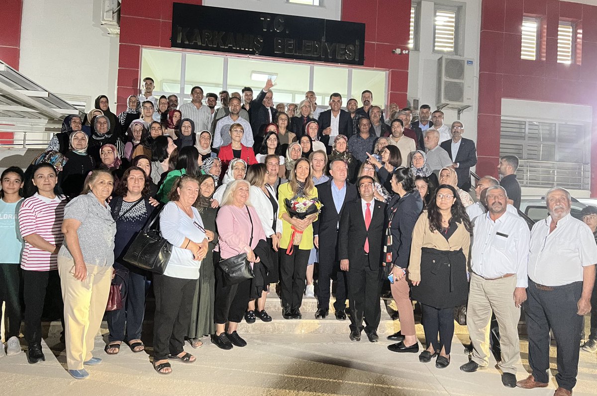 AylinNazliaka's tweet photo. Karkamış Belediye Başkanımız Ali Doğan’ı makamında ziyaret ettik. Hititlerin bölgedeki en önemli yönetim merkezi #KarkamışAntikKenti'ndeki kazılarda bulunan, #Matiya adlı kadın yöneticiye ait mührü taşıyan plaketi için ve bizi İlçe örgütümüzle buluşturduğu için çok teşekkürler.💐 https://t.co/Y3yVY9Sw5f