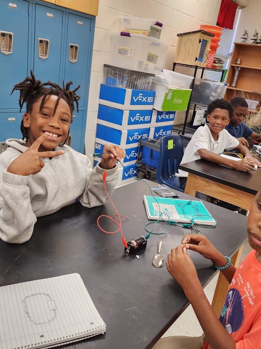 CoachGuarneros's tweet image. Science at @WesternHillsES! Exploring circuits and electricity! #ExplorebeforeExplain @CarminiaGonz @MrsTrotterSci @StaceyLeonardB1 @mrshilbs11 @shanny6494