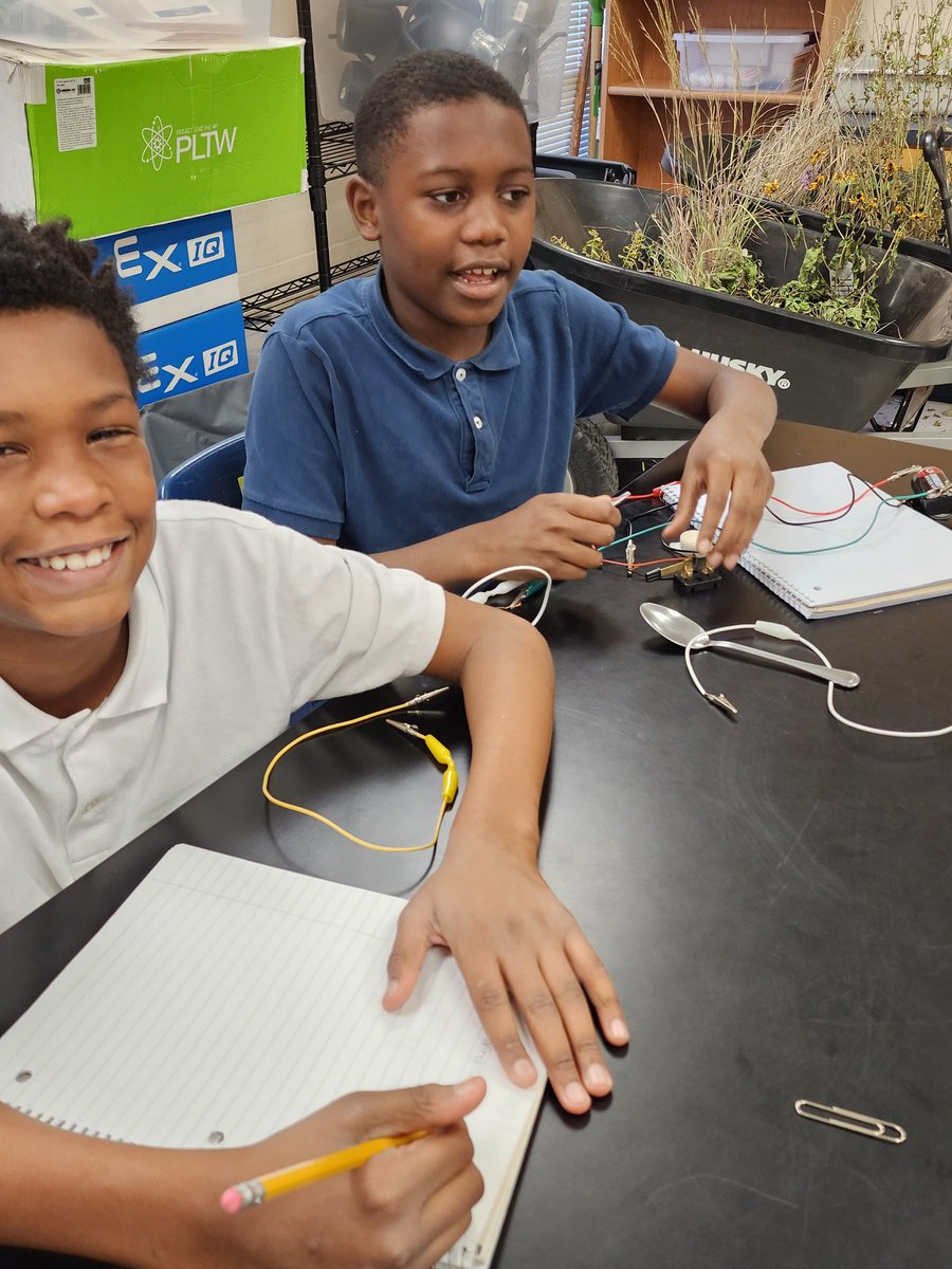 CoachGuarneros's tweet image. Science at @WesternHillsES! Exploring circuits and electricity! #ExplorebeforeExplain @CarminiaGonz @MrsTrotterSci @StaceyLeonardB1 @mrshilbs11 @shanny6494