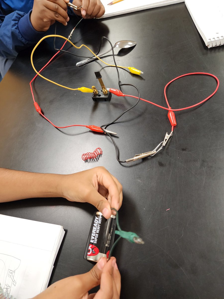CoachGuarneros's tweet image. Science at @WesternHillsES! Exploring circuits and electricity! #ExplorebeforeExplain @CarminiaGonz @MrsTrotterSci @StaceyLeonardB1 @mrshilbs11 @shanny6494
