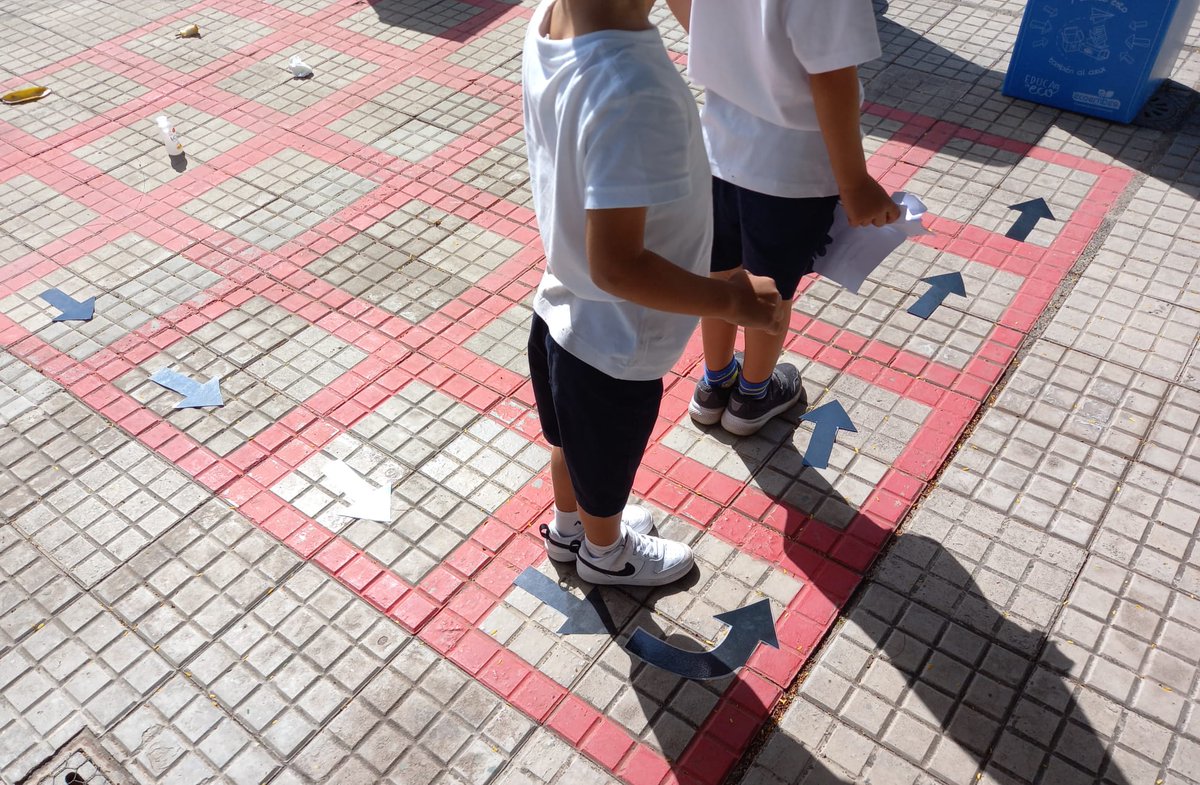 Maijo's tweet photo. Cody Roby de reciclaje. 
Un niño o una niña hace de robot y coge un residuo y otro/a niño/a hace de programador/a ayudándole a llegar hasta el contenedor adecuado tocándole en el centro de la espalda para que camine hacia delante y en el hombro para girar #CodeWeek #codeweek4all https://t.co/8dufVGf8gW