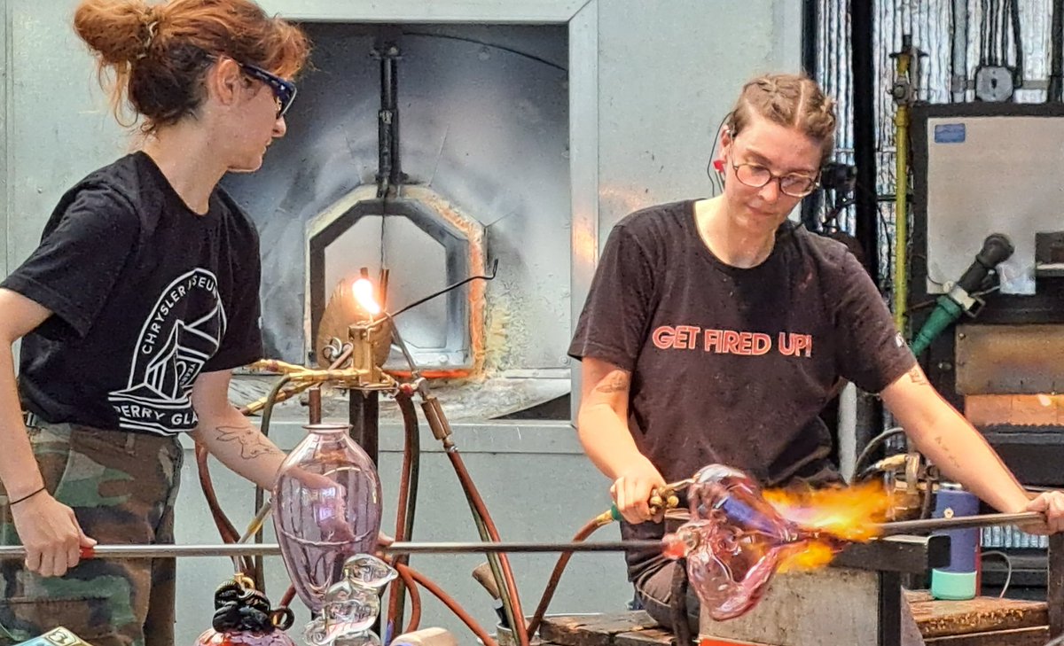 bjkingape's tweet image. Amazing glass-blowing demonstration: A full hour and totally excellent @ChryslerMuseum #CMGS. #Museum #art #glassblowing