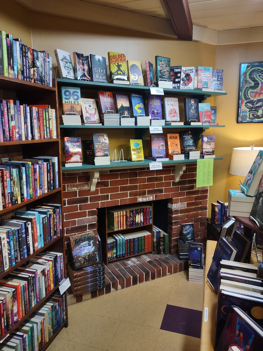 Completely charmed by @mainstreetbooks in St Charles 🐦📚❣️#hffrocks @MidwestBooks @HeartlandIndies