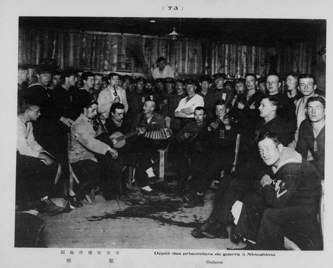 「大正三四年戦役俘虜写真帖」青島から連れてこられたドイツ兵捕虜。この中のどこかに、その後日本に残ってハムを作ったローマイヤさんや、バームクーヘンを作ったユーハイムさんがいるのだろうか。 