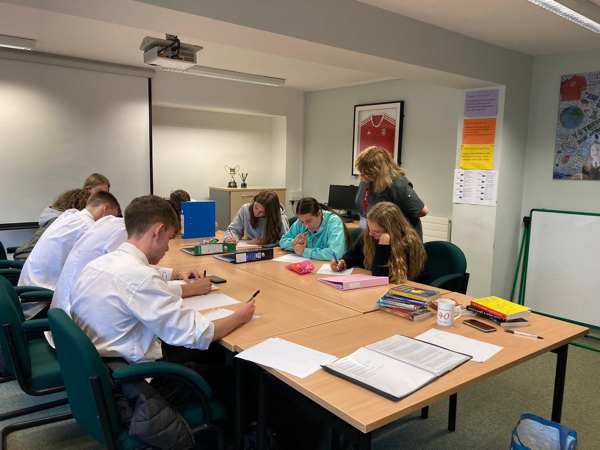 Diolch i <a href="/BethanGwanas/">Bethan Gwanas🏴󠁧󠁢󠁷󠁬󠁳󠁿</a> am ddod i gynnal gweithdy ysgrifennu creadigol gyda blwyddyn 12 heddiw. Am brofiad gwych iddyn nhw! Diolch yn fawr i <a href="/SiopYSiswrnAnn/">Anne Evans</a> am noddi’r gweithdy.