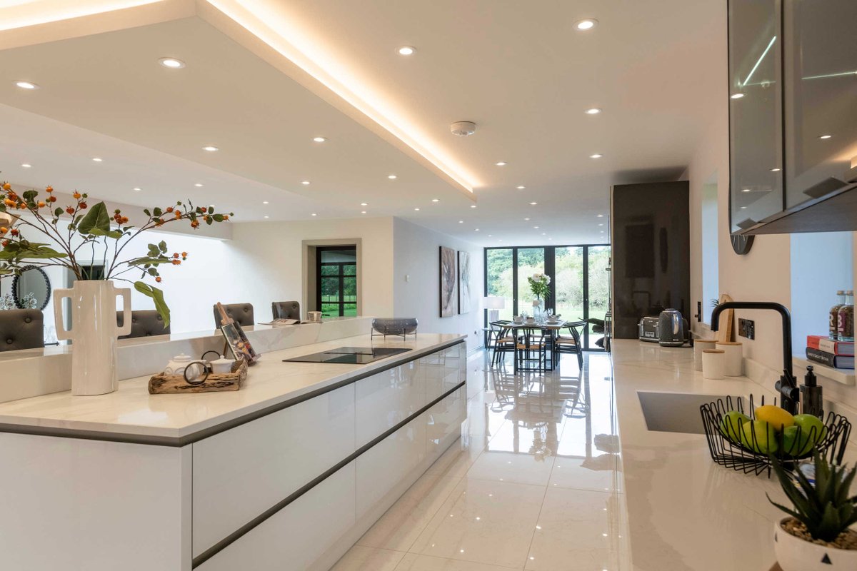 DeniseHomeStyle's tweet image. Open Plan Living Goals
Wow, Wow, Wow....🤩🤩🤩
Large kitchens are very high on buyers wish lists. We definitely seem to spend a lot of time in them! 
Our recent installation in Knowle certainly ticks that box with a very large tick! 
On the market with @knightfrank Stratford