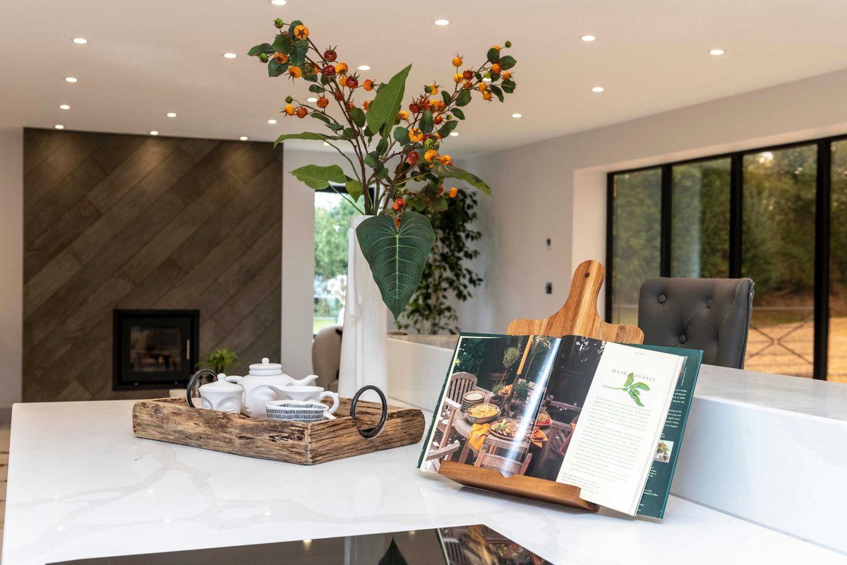 DeniseHomeStyle's tweet image. Open Plan Living Goals
Wow, Wow, Wow....🤩🤩🤩
Large kitchens are very high on buyers wish lists. We definitely seem to spend a lot of time in them! 
Our recent installation in Knowle certainly ticks that box with a very large tick! 
On the market with @knightfrank Stratford