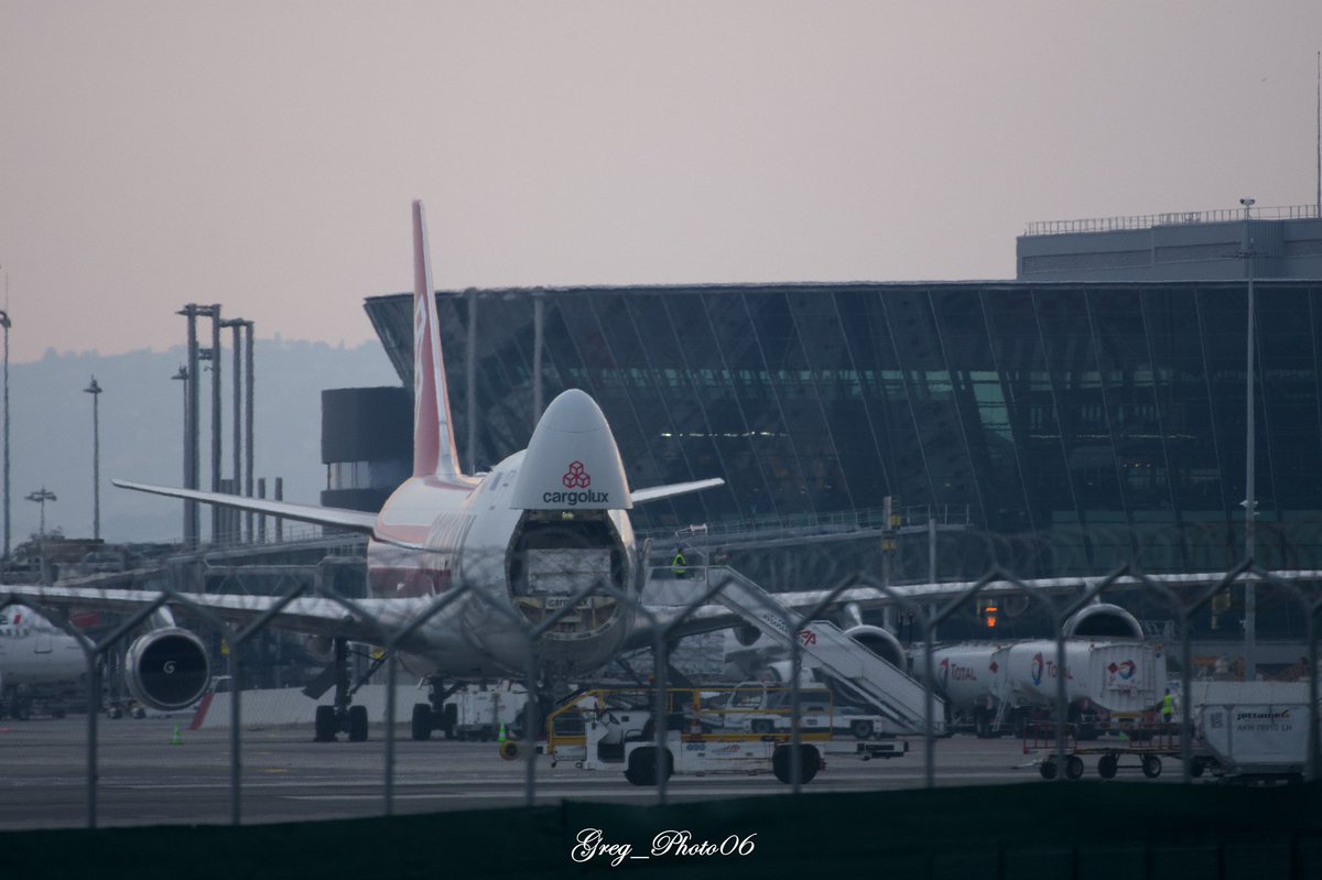 actcoum's tweet photo. Le Boieng 747-4F de @Cargolux_Intl atterrissant à #Nice06 le 12/10/2022
#Planespotting #AvGeek #b747 https://t.co/CFPp20Nqyn