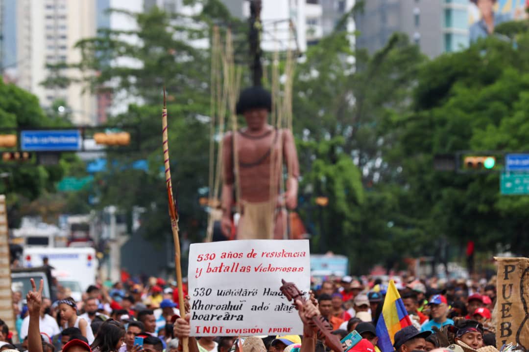 Pueblos indígenas hicieron sentir su voz de protesta ante el bloqueo imperialista a #Venezuela concentrándose ante sede de la ONU en Chacao, #Caracas, este #12Oct #DiaDeLaResistenciaIndigena.

#GritoDeResistenciaIndigena